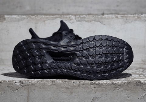 随后在 12 月潮牌信息 1 日正式发售（阿迪达斯Ultra Boost三重黑配色怎么样 adidas Ultra Boost “Triple Black”多少钱）