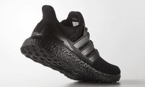 随后在 12 月潮牌信息 1 日正式发售（阿迪达斯Ultra Boost三重黑配色怎么样 adidas Ultra Boost “Triple Black”多少钱）