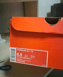 鞋身的脚踝处并没潮牌商城有延续上代的袜套设计（Hyperdunk 2017开箱图 耐克Hyperdunk 2017实物开箱赏析）
