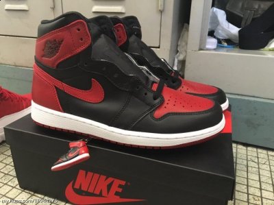 AJ1 Reverse Banned实物开潮牌信息箱图 AJ1红黑反转禁穿赏析（AJ1 Reverse Banned实物开箱图 AJ1红黑反转禁穿赏析）