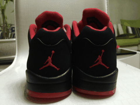 此款 Air Jordan 5 Low “Altern潮牌资讯ate ’90” 将 MJ 曾经的专属配色再现（AJ5低帮黑红配色上脚美图 AJ5低帮黑红配色开箱鉴赏）