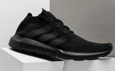 灵感来自 80 年代复古跑鞋的简潮牌信息约流线型鞋身采用 Primeknit 编织材质打造（阿迪达斯Swift Run纯黑好看吗 adidas Swift Run纯黑款怎么入手）