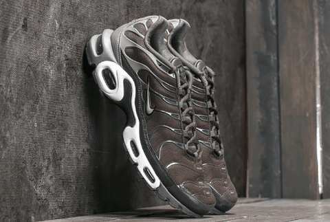 并在Swoosh和后跟潮牌处加入3M反光材质（ Air Max Plus“Cargo Khaki”怎么样 耐克 Air Max Plus“Cargo Khaki”多少钱）