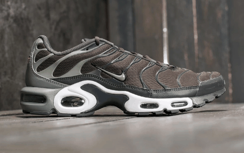 并在Swoosh和后跟潮牌处加入3M反光材质（ Air Max Plus“Cargo Khaki”怎么样 耐克 Air Max Plus“Cargo Khaki”多少钱）