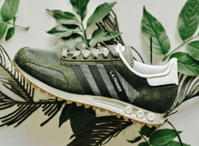 在中底后跟配置了潮牌汇潮牌网店3个镂空管状部件的同时（adidas LA Trainer墨绿色怎么样 adidas LA Trainer森林风格多少钱）