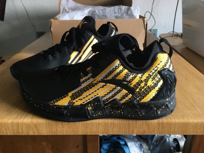 那么KT2低帮拥有哪些强力功能呢？感兴趣的小伙伴们不潮牌信息妨来了解一下这双鞋的魅力吧！ KT2低帮开箱 KT2低帮的话鞋盒还是与高帮不同（KT2低帮实战测评 KT2 low适合水泥地吗）