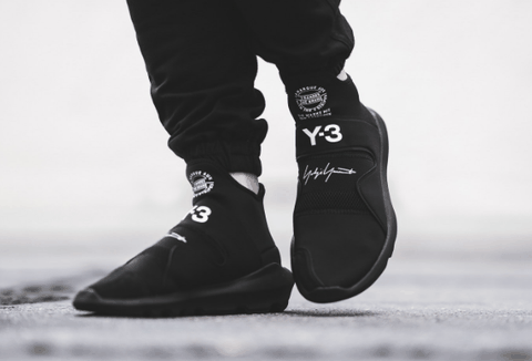 这个由世界顶级设计师山本耀司(YohjiYamamot潮牌信息o)担任创意总监与adidas合作的全新品牌正式于2006春夏进入中国（Y-3 2018 Suberou好看吗 Y-3 2018 Suberou多少钱）