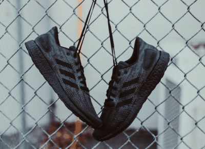  adidas Pure Boost纯黑好看吗 adidas Pure B潮牌品牌oost DPR “Triple Black”整体配色方案采用纯黑色调贯穿（adidas Pure Boost纯黑好看吗 阿迪达斯Pure Boost “Triple Black”怎么买）