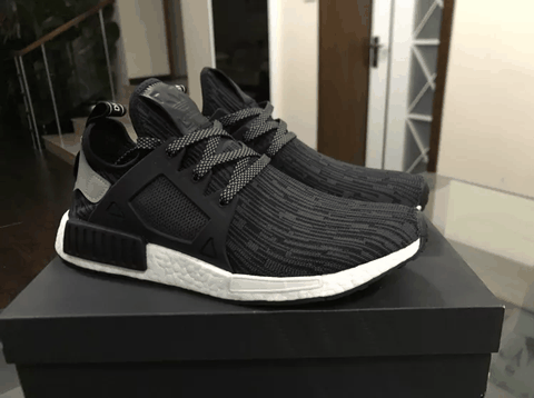 搭配灰色带孔潮牌鞋面的设计（阿迪达斯NMD XR1纯黑配色怎么样 adidas NMD XR1纯黑配色开箱图）