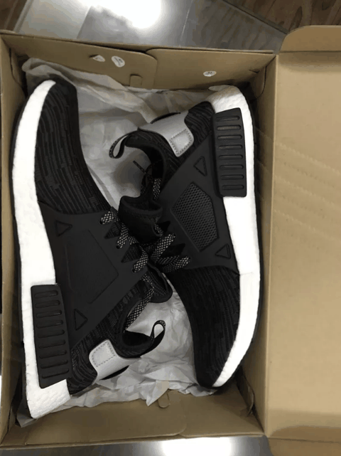 搭配灰色带孔潮牌鞋面的设计（阿迪达斯NMD XR1纯黑配色怎么样 adidas NMD XR1纯黑配色开箱图）