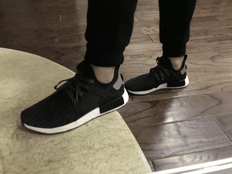 搭配灰色带孔潮牌鞋面的设计（阿迪达斯NMD XR1纯黑配色怎么样 adidas NMD XR1纯黑配色开箱图）