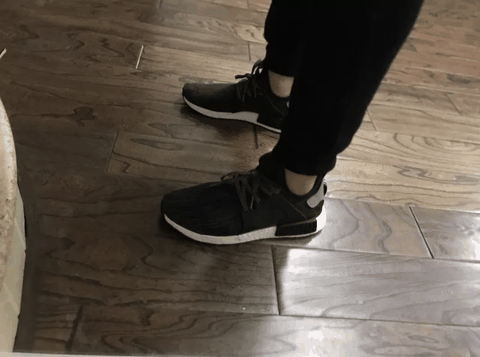 搭配灰色带孔潮牌鞋面的设计（阿迪达斯NMD XR1纯黑配色怎么样 adidas NMD XR1纯黑配色开箱图）