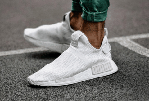 搭配灰色带孔潮牌鞋面的设计（阿迪达斯NMD XR1纯黑配色怎么样 adidas NMD XR1纯黑配色开箱图）