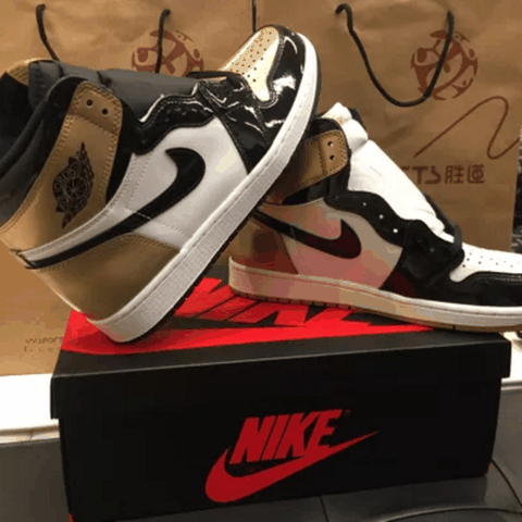 其实是国际著名品牌“耐克潮牌品牌”麾下的一双富有传奇色彩的球鞋（AJ1黑金鸳鸯静态开箱 AJ1黑金鸳鸯开箱图欣赏）