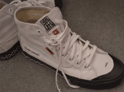 晒出两款疑似 OFF-WHITE x Vans 的全新联名鞋款潮牌商城实物！ OFF-WHITE联名Vans黑白配色好看吗 从图片中可以看出（OFF-WHITE联名Vans黑白配色怎么样 OFF-WHITE x Vans黑白配色发售信息）