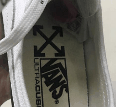 晒出两款疑似 OFF-WHITE x Vans 的全新联名鞋款潮牌商城实物！ OFF-WHITE联名Vans黑白配色好看吗 从图片中可以看出（OFF-WHITE联名Vans黑白配色怎么样 OFF-WHITE x Vans黑白配色发售信息）