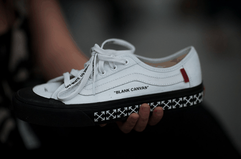 晒出两款疑似 OFF-WHITE x Vans 的全新联名鞋款潮牌商城实物！ OFF-WHITE联名Vans黑白配色好看吗 从图片中可以看出（OFF-WHITE联名Vans黑白配色怎么样 OFF-WHITE x Vans黑白配色发售信息）