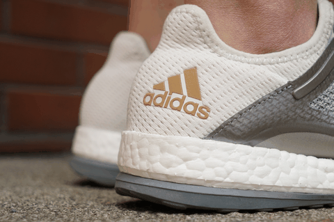 在一定程度潮牌削弱了性能（阿迪达斯PB X灰白配色怎么样 adidas PureBOOST X灰白配色实战测评）