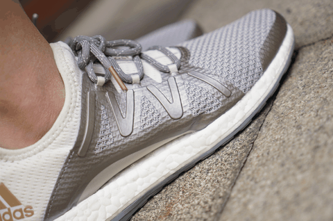 在一定程度潮牌削弱了性能（阿迪达斯PB X灰白配色怎么样 adidas PureBOOST X灰白配色实战测评）
