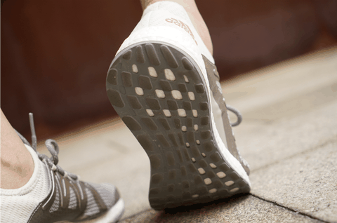 在一定程度潮牌削弱了性能（阿迪达斯PB X灰白配色怎么样 adidas PureBOOST X灰白配色实战测评）