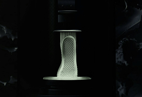 其鞋底制作采用潮牌资讯了光和氧气技术（阿迪达斯Alphaedge 4D跑鞋上脚美图 adidas Alphaedge 4D WC是什么鞋）