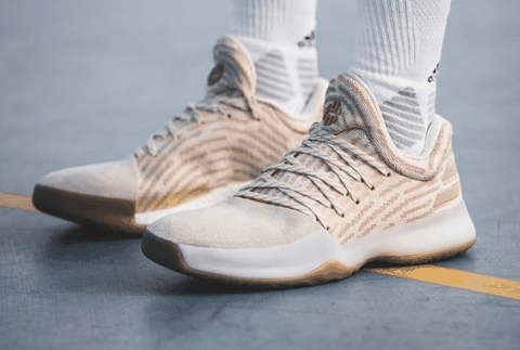  鞋头的外罩是整对潮牌品牌Harden Vol.1的特色之一（adidas哈登一代浅色款赏析测评 Harden Vol.1 深度赏析）
