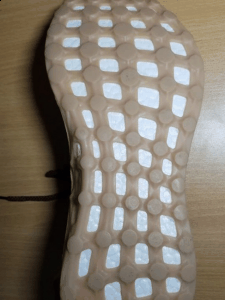  阿迪达斯 boost BA8898上脚测评 踩潮牌汇潮牌网店屎感：那么厚那么大的boost确实穿着舒服（阿迪达斯 boost BA8898测评 Adidas Pure Boost跑鞋实战怎么样）