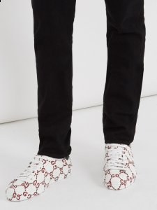 由于 Balenciaga 最近连接潮牌品牌推出多款炙手可热的单品（Gucci ACE低筒运动鞋多少钱 古驰ACE运动鞋在哪买）