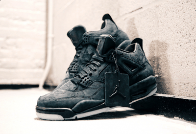 定价为潮牌汇潮牌网 $350 美元（AJ4联名KAWS酷黑配色细节鉴赏  AJ4联名KAWS酷黑配色开箱图）