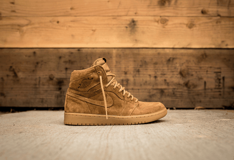 感兴趣的朋友届时一定不要错过！ Air Jordan 1 Retro High OG “Wheat” 货号：555088-710 发潮牌品牌售日期：11 月 25 日 发售价格：￥1299 RMB AJ1“Wheat”复刻版细节鉴赏 正面很好看 好鞋就是好鞋 背面的小麦黄也很不错 （AJ1高帮小麦色好看吗 AJ1“Wheat”复刻版细节鉴赏）