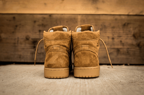 感兴趣的朋友届时一定不要错过！ Air Jordan 1 Retro High OG “Wheat” 货号：555088-710 发潮牌品牌售日期：11 月 25 日 发售价格：￥1299 RMB AJ1“Wheat”复刻版细节鉴赏 正面很好看 好鞋就是好鞋 背面的小麦黄也很不错 （AJ1高帮小麦色好看吗 AJ1“Wheat”复刻版细节鉴赏）