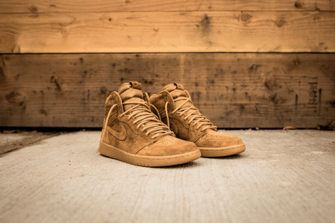 感兴趣的朋友届时一定不要错过！ Air Jordan 1 Retro High OG “Wheat” 货号：555088-710 发潮牌品牌售日期：11 月 25 日 发售价格：￥1299 RMB AJ1“Wheat”复刻版细节鉴赏 正面很好看 好鞋就是好鞋 背面的小麦黄也很不错 （AJ1高帮小麦色好看吗 AJ1“Wheat”复刻版细节鉴赏）