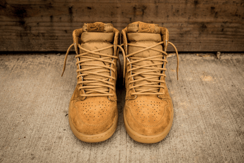 感兴趣的朋友届时一定不要错过！ Air Jordan 1 Retro High OG “Wheat” 货号：555088-710 发潮牌品牌售日期：11 月 25 日 发售价格：￥1299 RMB AJ1“Wheat”复刻版细节鉴赏 正面很好看 好鞋就是好鞋 背面的小麦黄也很不错 （AJ1高帮小麦色好看吗 AJ1“Wheat”复刻版细节鉴赏）