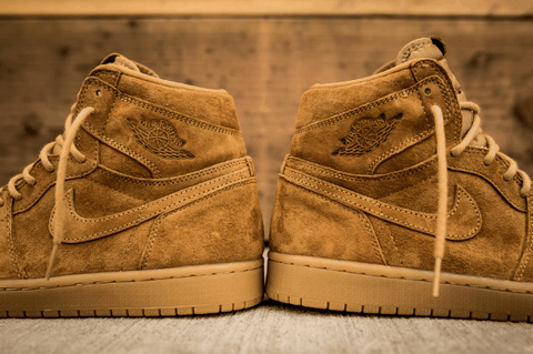感兴趣的朋友届时一定不要错过！ Air Jordan 1 Retro High OG “Wheat” 货号：555088-710 发潮牌品牌售日期：11 月 25 日 发售价格：￥1299 RMB AJ1“Wheat”复刻版细节鉴赏 正面很好看 好鞋就是好鞋 背面的小麦黄也很不错 （AJ1高帮小麦色好看吗 AJ1“Wheat”复刻版细节鉴赏）