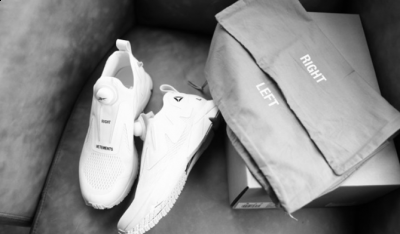 大概是呼应鞋底的碳潮牌商城板；局部烫印的Reebok标志（锐步 X supreme Ultraknit细节评测 Reebok Pump Supreme Ultraknit实物细节）