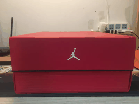 辨识度极高！ 以拉塞尔·威斯布鲁潮牌品牌克名字命名的 Air Jordan 32 终于将迎来正式发售（AJ32“Russ”威少专属配色怎么样 Air Jordan 32 “Russ”开箱图）