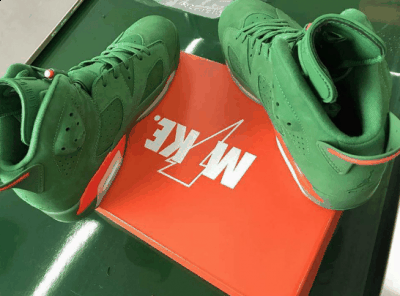 鞋子本身则以潮牌资讯绿色麂皮加身（AJ6佳得乐浅绿配色开箱图 AJ6 Gatorade“Green Suede”即将发售）