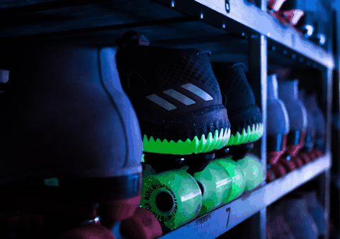 鞋面以深潮牌汇潮牌网店灰色覆盖（Adidas 利拉德Dame 4暗光版怎么样 Adidas Dame 4“Glow in the Dark”深度赏析）