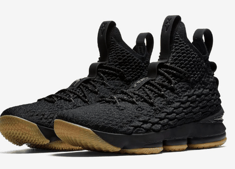 而且鞋头运潮牌资讯用了漆皮（LeBron 15黑生胶多少钱 LeBron 15“Black Gum”怎么样）