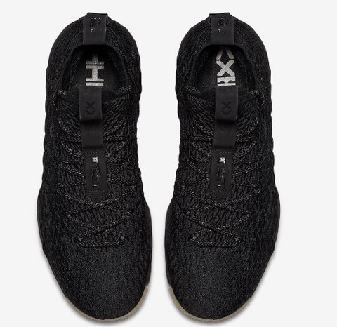 而且鞋头运潮牌资讯用了漆皮（LeBron 15黑生胶多少钱 LeBron 15“Black Gum”怎么样）