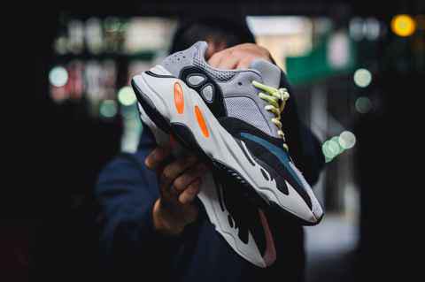 但目前尚未公潮牌品牌布具体发售信息（Yeezy Boost 700 Wave Runner好看吗 Yeezy Boost 700 Wave Runner深度赏析）