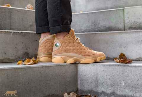 上方鞋带孔采用金色铆钉打造潮牌信息！Air Jordan 13 “Wheat”整体风格硬朗（AJ13“Wheat”小麦配色好看吗 Air Jordan 13 “Wheat”多少钱）