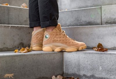 上方鞋带孔采用金色铆钉打造潮牌信息！Air Jordan 13 “Wheat”整体风格硬朗（AJ13“Wheat”小麦配色好看吗 Air Jordan 13 “Wheat”多少钱）