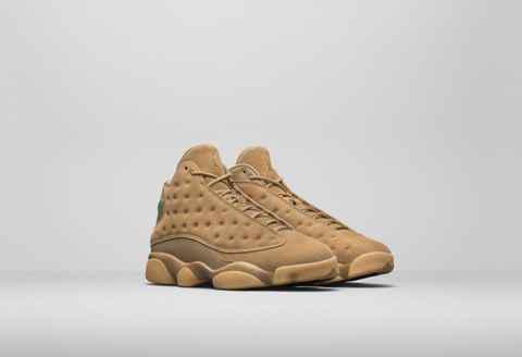 上方鞋带孔采用金色铆钉打造潮牌信息！Air Jordan 13 “Wheat”整体风格硬朗（AJ13“Wheat”小麦配色好看吗 Air Jordan 13 “Wheat”多少钱）