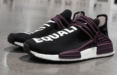  Pharrell x NMD Hu Trail黑帆布开箱图 整体一览 鞋面 后跟潮牌品牌 Pharrell x NMD Hu Trail黑帆布怎么样 设计上采用黑色 Primeknit 材质制作袜套式鞋身（Pharrell x NMD Hu Trail黑帆布开箱图 Pharrell x NMD Hu Trail “Black Canvas”实物开箱）
