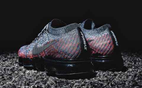 此番又将迎来一款潮牌多彩的全新配色登场（Nike Air VaporMax “Blue Lagoon” 好看吗 VaporMax彩虹新配色多少钱）