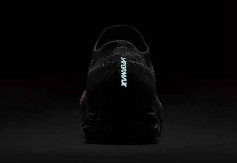 此番又将迎来一款潮牌多彩的全新配色登场（Nike Air VaporMax “Blue Lagoon” 好看吗 VaporMax彩虹新配色多少钱）