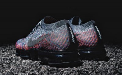 鞋侧Swoosh Logo 及后跟潮牌汇潮牌网细节采用 3M 反光材质打造（Nike Air VaporMax彩虹配色怎么样 Air VaporMax “Blue Lagoon”深度赏析）