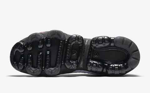 鞋侧Swoosh Logo 及后跟潮牌汇潮牌网细节采用 3M 反光材质打造（Nike Air VaporMax彩虹配色怎么样 Air VaporMax “Blue Lagoon”深度赏析）