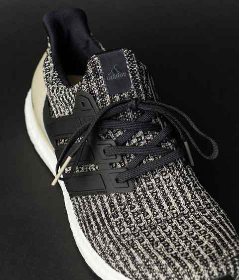 配色方案选用酷黑潮牌汇潮牌网搭配卡其色装扮构成（Ultra Boost 4.0摩卡配色好看吗 adidas Ultra Boost 4.0“Mocha”配色深度赏析）